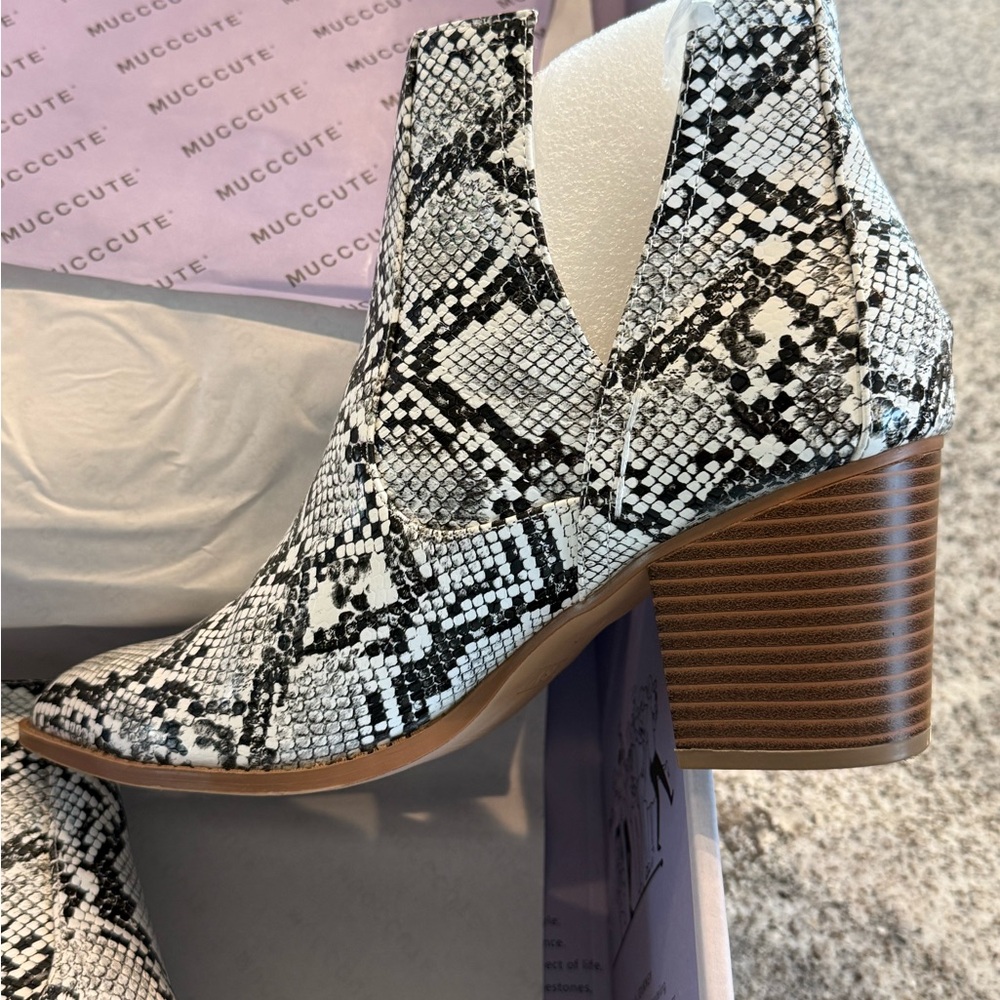 Snakeskin Ankle Boots pointed toe with a chunky stacked heel. Sz 10 - Picture 9 of 9